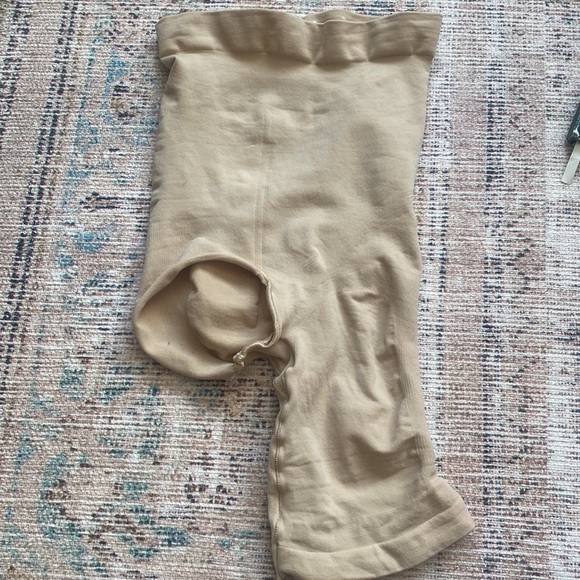 SKIMS high leg shapewear - Picture 2 of 2